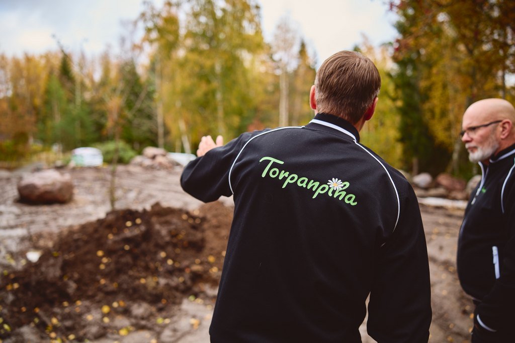 Torpanpihan henkilöstö katslee asiakkaan pihaa